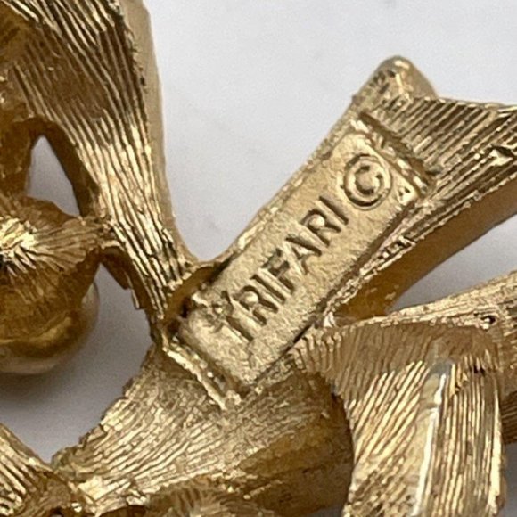 Vintage Crown Trifari Gold Tone Beaded Women's Brooch Pin Metal and Faux Pearl - Picture 6 of 6